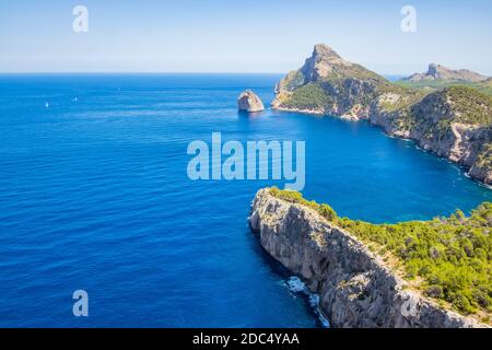 Blick auf eine felsige Klippe an einem sonnigen Tag in Formentor Kap in Palma de Mallorca, Balearen, Spanien horizontal Stockfoto