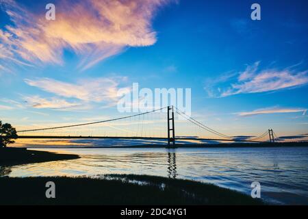 Sonnenuntergang über der Humber-Brücke Stockfoto