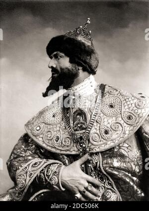 1912 , Sankt Petersbourg , RUSSLAND : die berühmte Oper russian baritono FEDOR SALJAPIN ( 1873 - 1938 ) als Boris in BORIS GODUNOV von Modest Petrovic Musorgskij . Unbekannter Fotograf. - OPERA LIRICA - Fjodor Ivanovich Shalyapin - Chaliapin o Shalyapin o Chaliapine - Modest Petrovich Mussorgsky - Musorgskij - Bariton - Cantante lirico - GESCHICHTE - FOTO STORICHE - KLASSIK - MUSICA CLASSICA - perle - Perlen - Juwelen - gioielli - Pelzhut - cappello di pelliccia - ZAR - TZAR - Ringe - Anelli - Bart - barba --- Archivio GBB Stockfoto