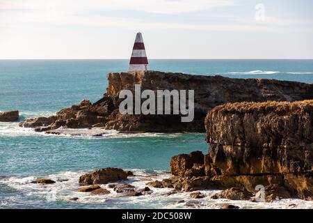 Der ikonische Obelisk wurde auf stark erodierenden Felswänden errichtet Am 8. November 2020 in der Robe South Australia Stockfoto