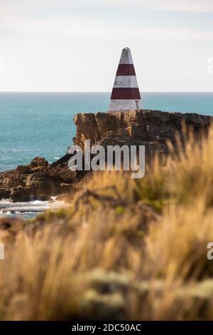 Der ikonische Obelisk mit den umliegenden Klippen verschwommen selektiv Der Vordergrund befindet sich in der Robe South Australia im November 2020 Stockfoto