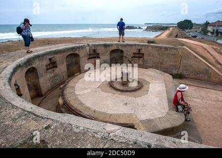 Touristen entspannen rund um die Triton Bastion, die Teil der Reste der einst mächtigen Galle Fort in Galle im Süden von Sri Lanka. Stockfoto