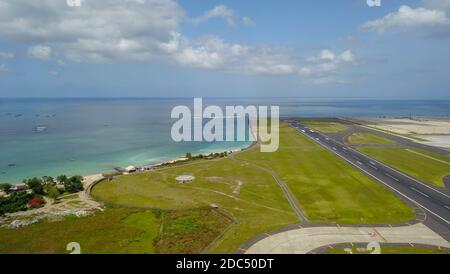 Start- und Landebahn am internationalen Flughafen Denpasar in Bali, Indonesien. Start- und Landebahn bis ins Meer. Luftaufnahme zum Flughafen Ngurah Rai Stockfoto