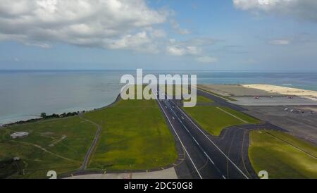 Start- und Landebahn am internationalen Flughafen Denpasar in Bali, Indonesien. Start- und Landebahn bis ins Meer. Luftaufnahme zum Flughafen Ngurah Rai Stockfoto