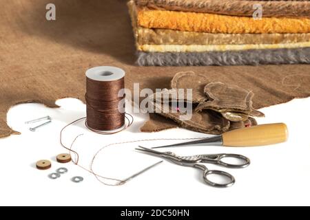 Nähen eines Teddybären mit yoyr eigenen Händen. Hobby. Schneiden Sie Details des Musters aus. Werkzeuge und Materialien für die Nadelarbeit. Selektiver Fokus. Speicherplatz kopieren. Stockfoto