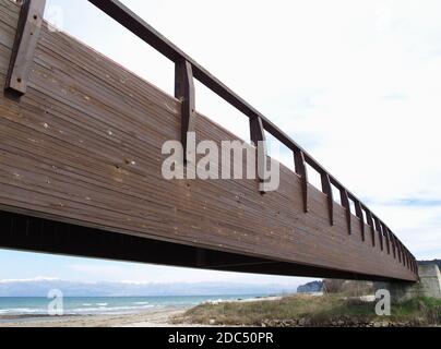 Holzbrücke über den Fluss Tifloss in Sidari, Korfu, Griechenland Stockfoto