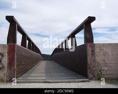 Holzbrücke über den Fluss Tifloss in Sidari, Korfu, Griechenland Stockfoto