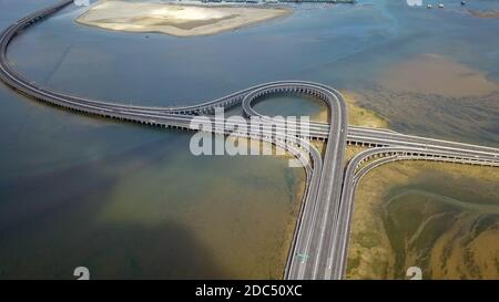 Luftaufnahme der Bali Mandara Mautstraße über Meer auf Bali Insel. Auto, Motorradbrücke über den Golf von Benoa verbindet Denpasar Stadt und Süd-Kuta Stockfoto