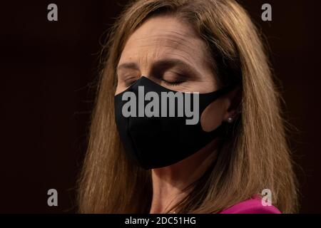 Richterin Amy Coney Barrett hört während ihrer Bestätigungsverhandlung des Justizausschusses des Senats auf dem Capitol Hill am 12. Oktober 2020 in Washington, DC Kredit: Alex Edelman/The Photo Access Stockfoto