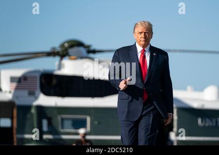 US-Präsident Donald Trump verlässt Marine One, als er am 14. Oktober 2020 bei der Joint Base Andrews in Maryland an Board der Air Force One geht. Trump soll nach des Moines, Iowa, fliegen, um eine Make America Great Wahlkampfveranstaltung zu veranstalten, bevor er heute Abend ins Weiße Haus zurückkehrt. Quelle: Alex Edelman/The Photo Access Stockfoto