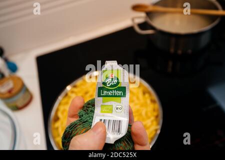 Paris, Frankreich - Nov 11, 2020: POV männliche Hand hält Satz von frischem Kalk mit der Aufschrift Limetten Bio Bio-Lebensmittel von Kaufland deutschen Supermarkt Stockfoto