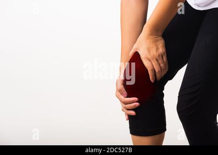 Nahaufnahme junge Frau Schmerzen, Schmerzen Knie leiden und sie verwendet Handgelenk halten Knie Agonie, Studio Schuss isoliert auf weißem Hintergrund Rheuma Gesundheit Stockfoto