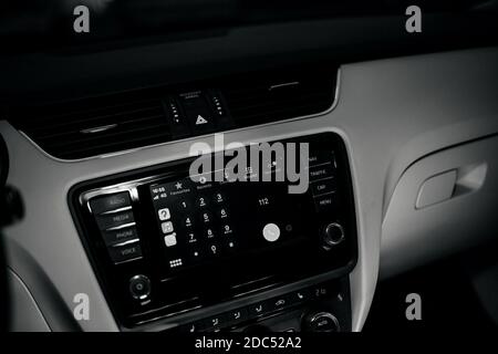 Paris, Frankreich - Nov 11, 2020: Persönliche Perspektive POV der 112 Notrufnummer auf Infotainment-Car-Computer-System mit Apple Computers CarPlay Stockfoto