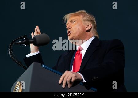 US-Präsident Donald Trump spricht während einer Make America Great Again Kampagne Veranstaltung am des Moines International Airport am 14. Oktober 2020 in des Moines, Iowa. Trump kämpft eine Woche nach der Genesung von COVID-19. Quelle: Alex Edelman/The Photo Access Stockfoto
