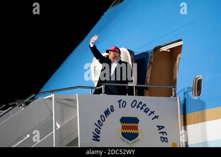 US-Präsident Donald Trump tritt an die Air Force One an, nachdem er am 14. Oktober 2020 in des Moines, Iowa, während eines Make America Great Again-Kampagnenereignisses am internationalen Flughafen des Moines gesprochen hat. Trump kämpft eine Woche nach der Genesung von COVID-19. Quelle: Alex Edelman/The Photo Access Stockfoto