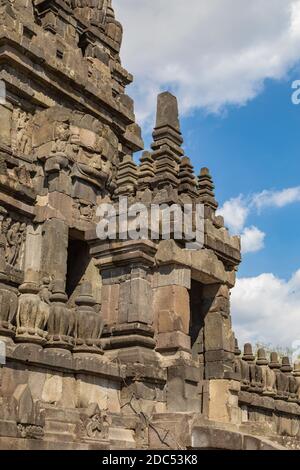 Eingang Portikus zu einem der Schreine des Prambanan alten Hindu-Tempelkomplex, Rara Jonggrang, in der Special, Yogyakarta Region, Indonesien. Stockfoto