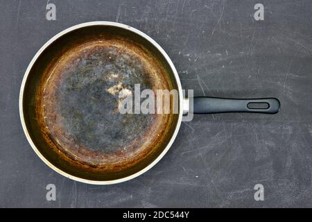 Ein Studiofoto einer alten Bratpfanne Stockfoto