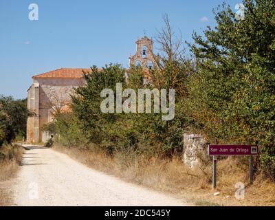 Ankunft im Kloster San Juan de Ortega - Barrios de Colina, Kastilien und Leon, Spanien Stockfoto