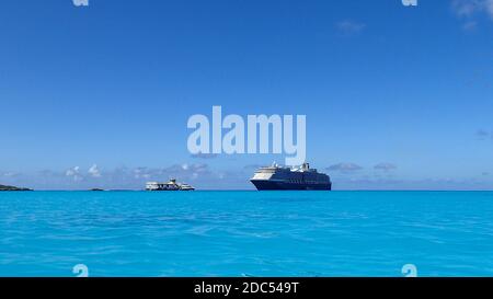 Half Moon Cay/Bahamas -10/31/19: Die Holland America Line Zuiderdam Kreuzfahrt Schiff vor Anker gegangen der privaten Insel Half Moon Cay in den Bahamas auf einem Su Stockfoto