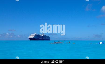 Half Moon Cay/Bahamas -10/31/19: Die Holland America Line Zuiderdam Kreuzfahrt Schiff vor Anker gegangen der privaten Insel Half Moon Cay in den Bahamas auf einem Su Stockfoto