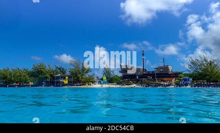 Half Moon Cay/Bahamas -10/31/19: Die Holland America Line Zuiderdam Kreuzfahrt Schiff vor Anker gegangen der privaten Insel Half Moon Cay in den Bahamas. Stockfoto