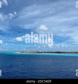 Blick auf die Küste von Aruba von einem Kreuzfahrtschiff, das in den Hafen kommt. Stockfoto