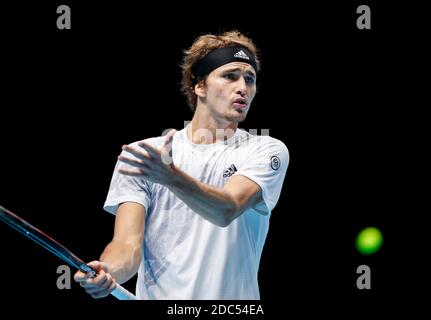 London, Großbritannien. November 2020. Alexander Zverev aus Deutschland reagiert beim Einzel-Gruppenspiel gegen den Argentinier Diego Schwartzman beim ATP World Tour Finale 2020 in London, Großbritannien, am 18. November 2020. Quelle: Han Yan/Xinhua/Alamy Live News Stockfoto