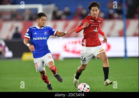 Marinos' Ryuta Koike (L) und Urawa Reds' Koya Yuruki während des 2020 J.LEAGUE Division 1 Fußballmatches zwischen Yokohama F. Marinos 6-2 Urawa Red Diamonds im Nissan Stadium in Kanagawa, Japan am 14. November 2020. Quelle: AFLO/Alamy Live News Stockfoto