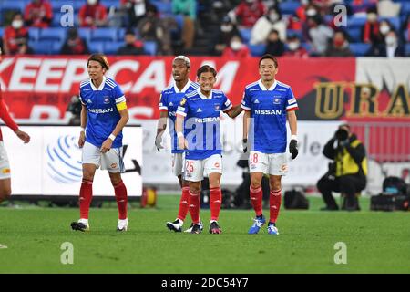 Marinos' Ryuta Koike feiert sein Tor mit Teamkollegen während des 2020 J.LEAGUE Division 1 Fußballmatches zwischen Yokohama F. Marinos 6-2 Urawa Red Diamonds im Nissan Stadium in Kanagawa, Japan am 14. November 2020. Quelle: AFLO/Alamy Live News Stockfoto