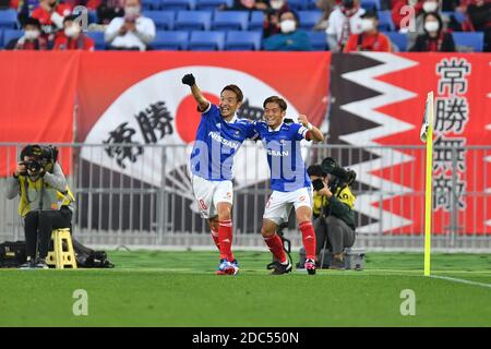 Marinos' Ryuta Koike (R) und Kota Mizunuma feiern nach ihrem dritten Tor beim 2020 J.LEAGUE Division 1 Fußballspiel zwischen Yokohama F. Marinos 6-2 Urawa Red Diamonds im Nissan Stadium in Kanagawa, Japan am 14. November 2020. Quelle: AFLO/Alamy Live News Stockfoto