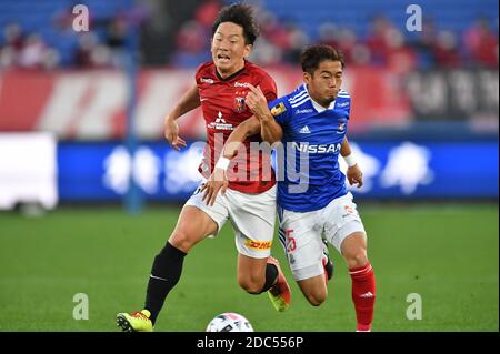 Urawa Reds' Tomoya Ugajin (L) und Marinos' Ryuta Koike während des 2020 J.LEAGUE Division 1 Fußballmatches zwischen Yokohama F. Marinos 6-2 Urawa Red Diamonds im Nissan Stadium in Kanagawa, Japan am 14. November 2020. Quelle: AFLO/Alamy Live News Stockfoto