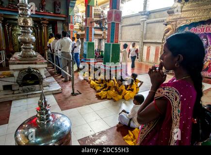 Hindu-Anbeter beten im Koneswaram Kovil während einer Puja-Zeremonie. Koneswaram Kovil befindet sich in Trincomalee an der Ostküste Sri Lankas. Stockfoto