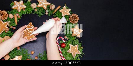 Mädchen Dekoration Weihnachtskekse zu Hause. Küchenhelfer Stockfoto