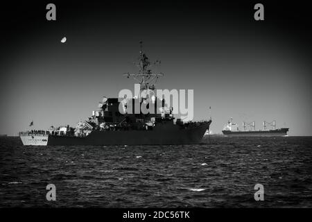 Die USS Curtis Wilbur, DDG-54, liegt in der Tokyo Bay in der Nähe von Yokosuka, Japan, vor Anker. Stockfoto