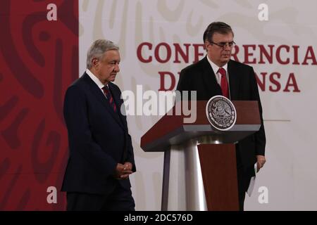 Mexiko-Stadt, Mexiko. November 2020. MEXIKO-STADT, MEXIKO - 18. NOVEMBER: Außenminister Marcelo Ebrard und Mexikos Präsident Andres Manuel Lopez Obrador sprechen während einer Pressekonferenz über die Auslieferung des ehemaligen Verteidigungsministers Salvador Cienfuegos am 18. November 2020 im Nationalpalast in Mexiko-Stadt, Mexiko. Kredit: Ismael Rosas/Eyepix Gruppe/Der Fotozugang Gutschrift: Der Fotozugang/Alamy Live Nachrichten Stockfoto