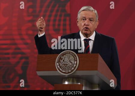 Mexiko-Stadt, Mexiko. November 2020. MEXIKO-STADT, MEXIKO - 18. NOVEMBER: Der mexikanische Präsident Andres Manuel Lopez Obrador spricht während einer Pressekonferenz über die Auslieferung des ehemaligen Verteidigungsministers Salvador Cienfuegos am 18. November 2020 im Nationalpalast in Mexiko-Stadt, Mexiko. Kredit: Ismael Rosas/Eyepix Gruppe/Der Fotozugang Gutschrift: Der Fotozugang/Alamy Live Nachrichten Stockfoto