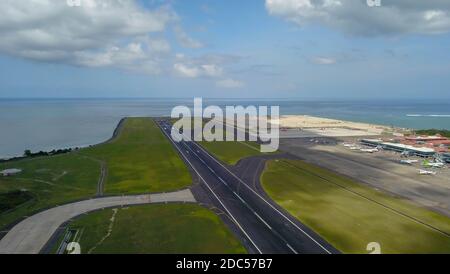 Start- und Landebahn am internationalen Flughafen Denpasar in Bali, Indonesien. Start- und Landebahn bis ins Meer. Luftaufnahme zum Flughafen Ngurah Rai Stockfoto