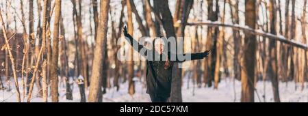 Winter Freude asiatische Mädchen glücklich mit Spaß tanzen mit offen Arme im verschneiten Wald Landschaft Banner Panorama - kaltes Wetter Frau genießt Spaziergang im Freien Stockfoto