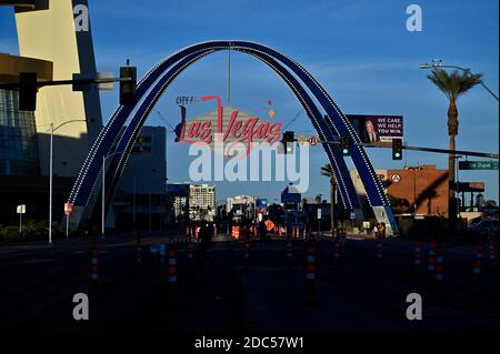 Las Vegas, Nevada, USA. November 2020. Die Las Vegas Gateway Arches sind am 18. November 2020 entlang des Las Vegas Strip in Las Vegas, Nevada, zu sehen. Die 80 Meter hohen Bögen, beleuchtet mit über 13,000 LED-Leuchten, stehen als Eingang in die Innenstadt von Las VegasÃ. Quelle: David Becker/ZUMA Wire/Alamy Live News Stockfoto