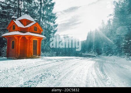 Holzhütte im Winterwald. Nadelwald See in Märchen Stockfoto