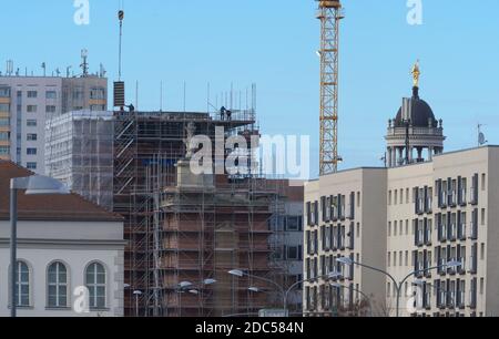 Potsdam, Deutschland. November 2020. Arbeiter stehen im Obergeschoss der Baustelle der Garnisonskirche in der Breite Straße. Der neue Garnisonskirche-Turm soll im Sommer 2022 möglichst originalgetreu wieder aufgebaut und geweiht werden. Quelle: Soeren Stache/dpa-Zentralbild/ZB/dpa/Alamy Live News Stockfoto