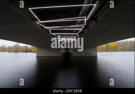 Potsdam, Deutschland. November 2020. Unter der Humboldt-Brücke, die die Havel überquert, hängt eine Installation aus Neonröhren. Die Arbeit 'Habulamond' ist Teil des 2013 eröffneten Skulpturenweges 'Walk of Modern Art' und eine Idee des Lichtkünstlers Rainer Gottemeier. Habula steht für die alten germanischen Bezeichnungen für Bucht und Flusslandschaft, die später von den Slawen in Havel umbenannt wurde. Quelle: Soeren Stache/dpa-Zentralbild/ZB/dpa/Alamy Live News Stockfoto