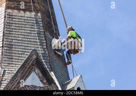 Arbeiter reparieren den Kirchturm von Saint John’s Church in Burlington, Iowa mehrere Wochen nach schweren Stürmen und Derecho, die die Staaten des Mittleren Westens getroffen haben. Stockfoto