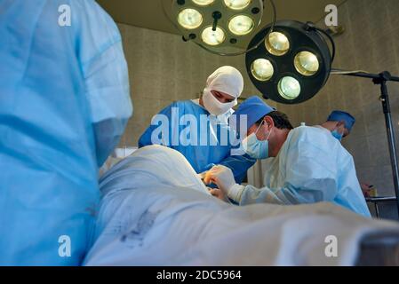 Operation wird durchgeführt. Chirurg und sein Assistent. Medizinische Intervention. Stockfoto