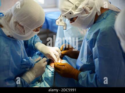 Chirurgie. Chirurgen arbeiten unter sterilen Bedingungen mit den Spezialinstrumenten. Stockfoto