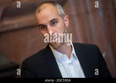 Hannover, Deutschland. November 2020. BELIT Onay, Oberbürgermeister von Hannover, spricht im Neuen Rathaus bei einem Interview mit der Deutschen Presseagentur. Kredit: Julian Stratenschulte/dpa/Alamy Live Nachrichten Stockfoto