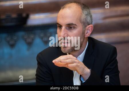 Hannover, Deutschland. November 2020. BELIT Onay, Oberbürgermeister von Hannover, spricht im Neuen Rathaus bei einem Interview mit der Deutschen Presseagentur. Kredit: Julian Stratenschulte/dpa/Alamy Live Nachrichten Stockfoto