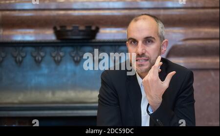 Hannover, Deutschland. November 2020. BELIT Onay, Oberbürgermeister von Hannover, spricht im Neuen Rathaus bei einem Interview mit der Deutschen Presseagentur. Kredit: Julian Stratenschulte/dpa/Alamy Live Nachrichten Stockfoto