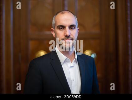 Hannover, Deutschland. November 2020. BELIT Onay, Oberbürgermeister der Stadt Hannover, steht im Neuen Rathaus während eines Interviews mit der Deutschen Presseagentur. Kredit: Julian Stratenschulte/dpa/Alamy Live Nachrichten Stockfoto