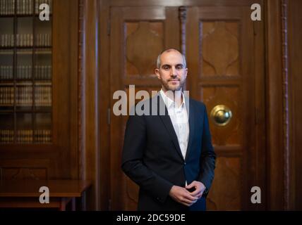 Hannover, Deutschland. November 2020. BELIT Onay, Oberbürgermeister der Stadt Hannover, steht im Neuen Rathaus während eines Interviews mit der Deutschen Presseagentur. Kredit: Julian Stratenschulte/dpa/Alamy Live Nachrichten Stockfoto